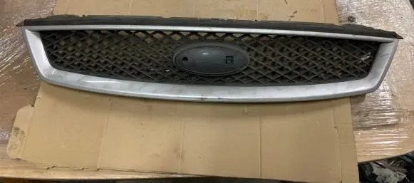 Ford Focus Front bumper upper radiator grill 4M518138AE