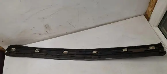 Center/middle under tray cover