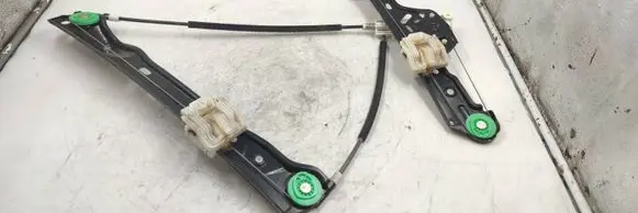 Front window lifting mechanism without motor