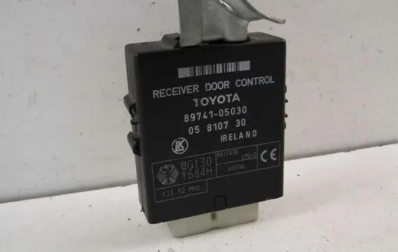 Toyota Avensis T220 Door central lock control unit/module 89741-05030
