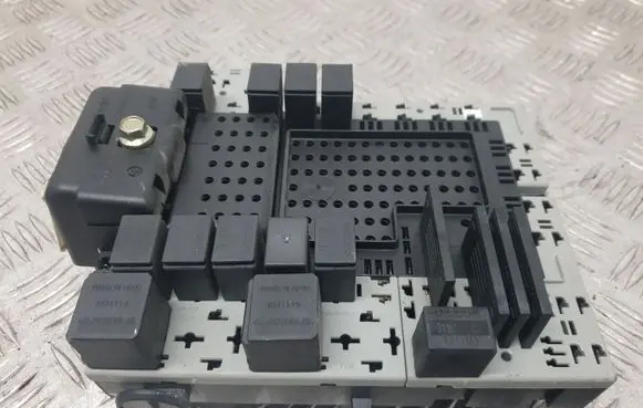Volvo S60 Relay mounting block 9441582 08696040