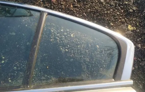 Rear vent window glass
