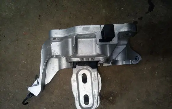 Opel Mokka X Gearbox mount 9824312980
