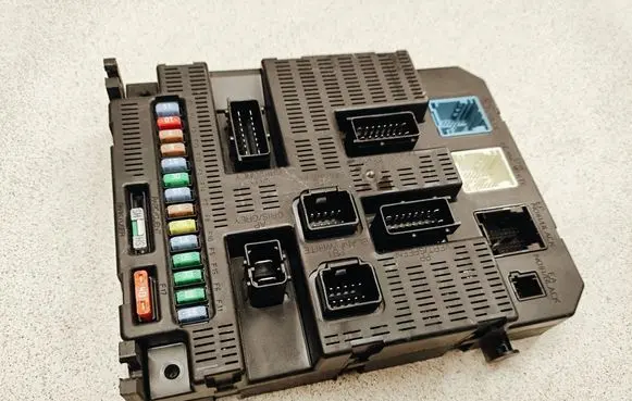Citroen C4 I Fuse module 9659285580 1485294270307 0122702040407