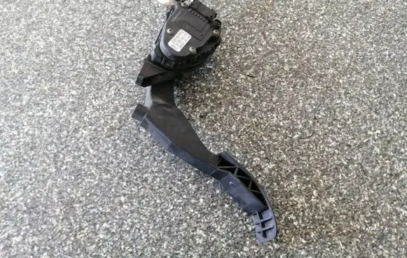 Volkswagen Golf IV Accelerator throttle pedal 1J1721503H