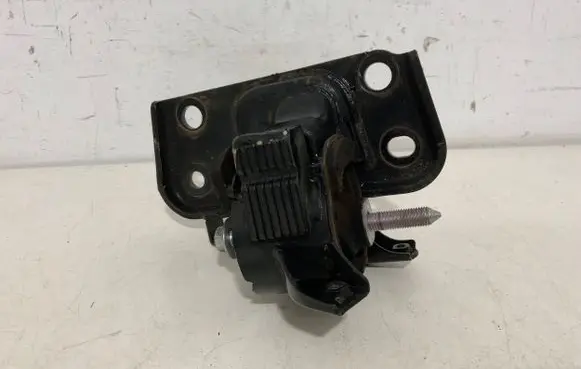 Toyota Avensis T270 Engine mount bracket