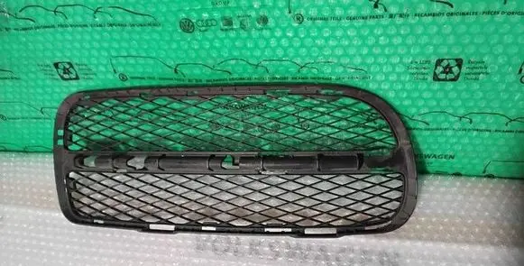 Volkswagen Touareg I Front bumper lower grill 7L6853666A