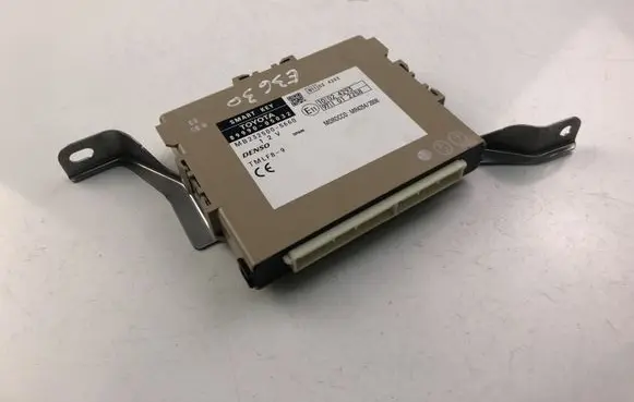Toyota Avensis T270 Other control units/modules 8999005032