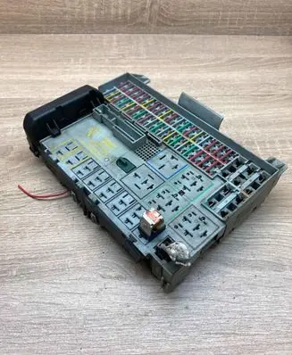 Opel Vectra B Fuse module 90583459