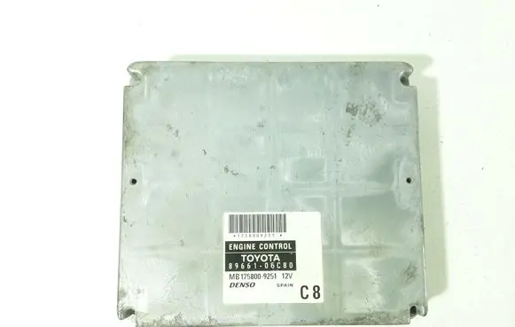 Toyota Avensis T250 Engine control unit/module 8966105C80 MB1758009251