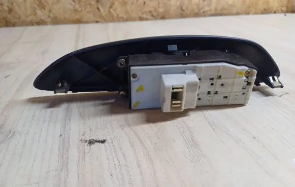 Toyota Yaris Electric window control switch