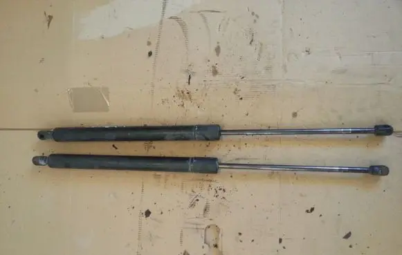 Ford Windstar Tailgate strut 