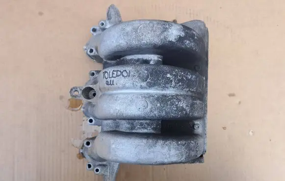 Volkswagen PASSAT B4 Intake manifold 037133223K