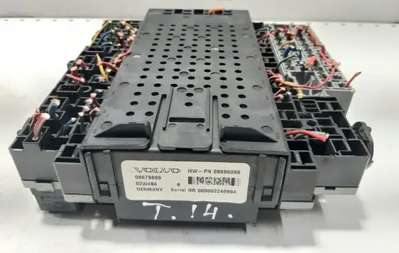 Volvo V70 Fuse module 08679899