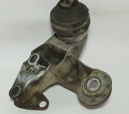 Engine mounting bracket