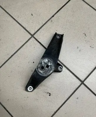 BMW 5 E39 Engine mounting bracket 1096079