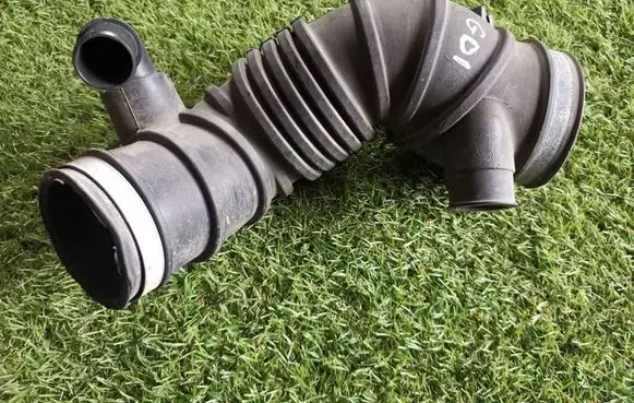 Mitsubishi Carisma Air intake hose/pipe MR312759