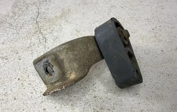 BMW 5 E60 E61 Muffler mount bracket/holder 