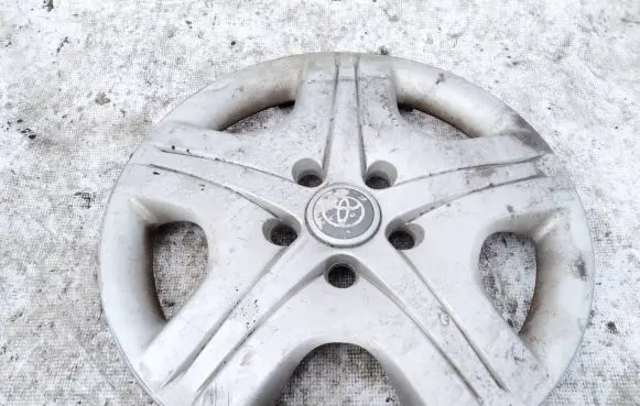 Toyota Avensis T220 R16 wheel hub/cap/trim 