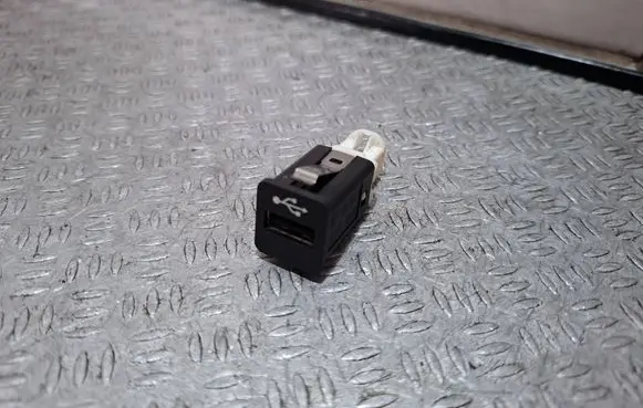 BMW X5 E70 USB socket connector 923765601