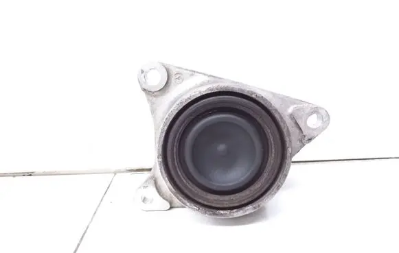 Honda CR-V Engine mount bracket