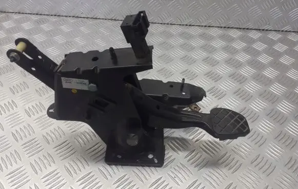 Audi A2 Clutch pedal 8Z1721058B