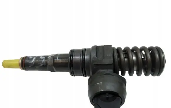 Volkswagen Golf V Fuel injector 038130073AG