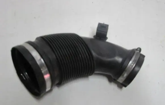 Skoda Rapid (120G, 130G, 135G) Air intake duct part 04L129661B