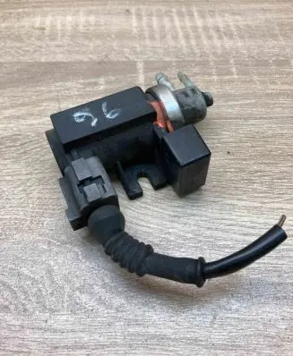 Volkswagen PASSAT B4 Turbo solenoid valve 72290810