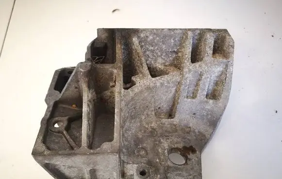 Volvo V70 Engine mounting bracket 