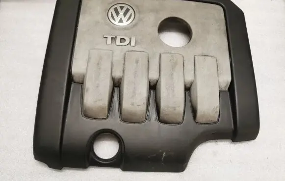 Volkswagen Touran I Engine cover (trim) 03G103925