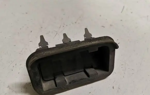 Ford Mustang V Quarter panel pressure vent 4R3363278C26BA