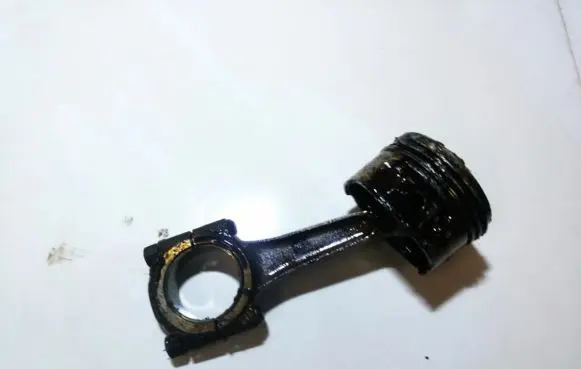 Citroen Xsara Picasso Piston with connecting rod