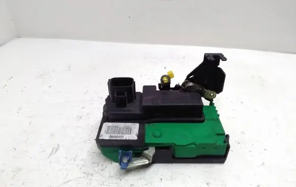 Volvo XC70 Front door lock 8650551