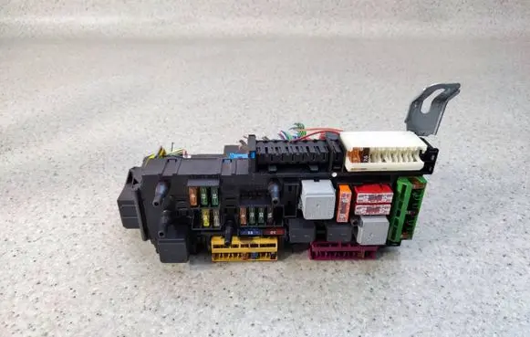 Mercedes-Benz E A207 Fuse box set 2129003922
