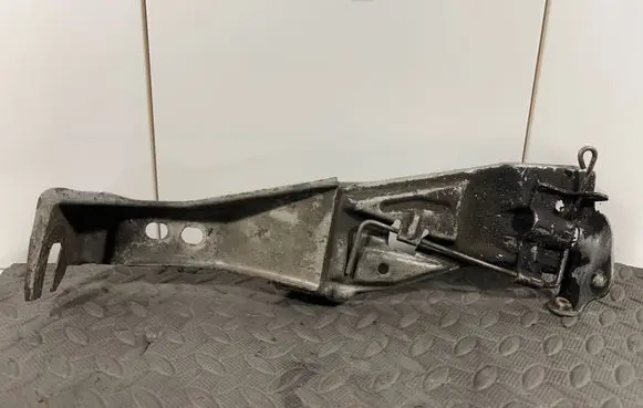 Audi A6 S6 C4 4A Radiator mount bracket 4A0805807
