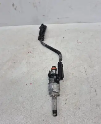 Volvo XC40 Fuel injector 32140007