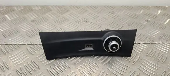 Alfa Romeo Stelvio USB socket connector 00505493820