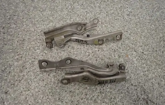 Mazda 2 Engine bonnet/hood hinges