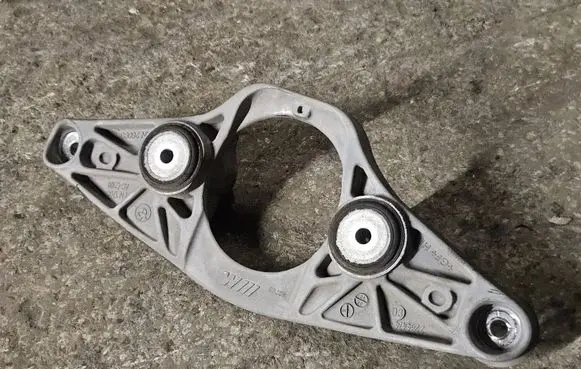 BMW M6 Rear differential/diff mount bracket 2284474