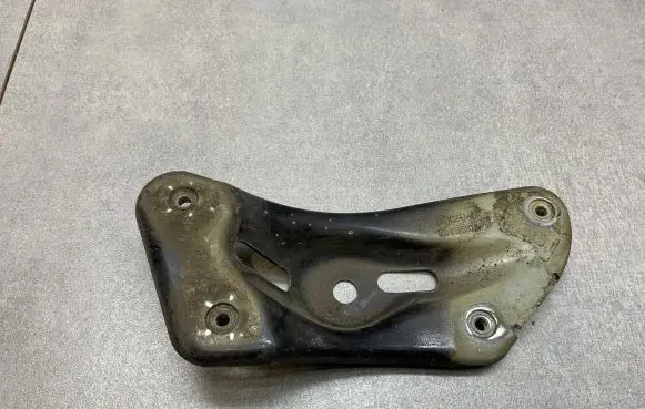 Skoda Yeti (5L) Fender mounting bracket 1Z0810680A