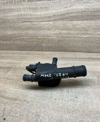 Volkswagen Touran I Engine coolant pipe/hose 038121132D