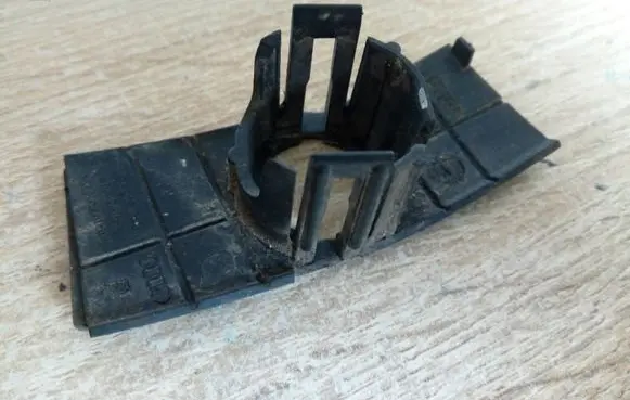 Audi Q5 SQ5 8R Rear parking sensor holder (PDC) 8R0919258 NE70721