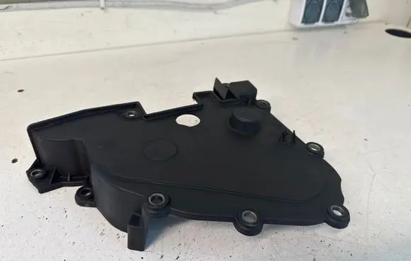 Opel Vivaro Timing belt guard (cover) 8200702994 98084
