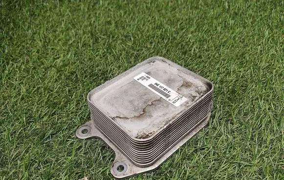 Volkswagen Jetta VI Engine oil radiator 04E117021C