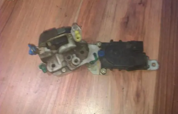 Subaru Legacy Front door lock