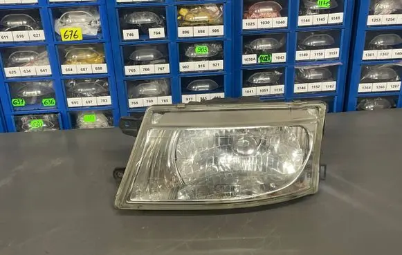 Mitsubishi Space Wagon Headlight/headlamp 11087094