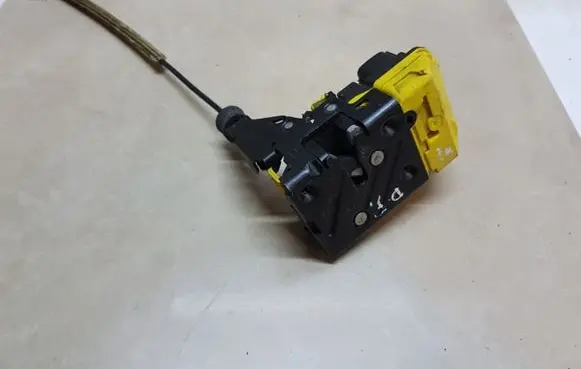 Volvo S60 Front door lock 8650547