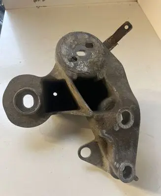 Audi A6 S6 C6 4F Engine mounting bracket 4F0199352E