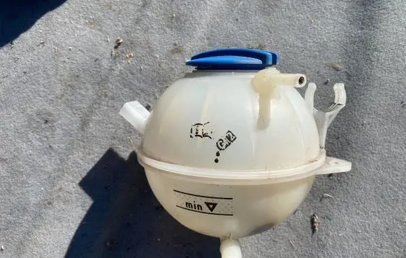 Volkswagen Golf Cross Coolant expansion tank/reservoir 1K012147A